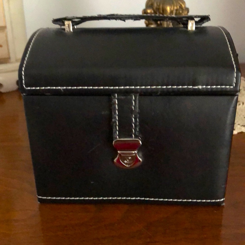 Portable jewelry case.